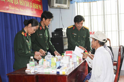 Bộ Chỉ huy Quân sự tỉnh cấp thuốc miễn phí cho người dân xã Khánh Phú, huyện Khánh Vĩnh.