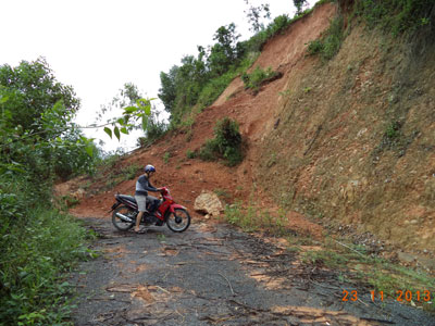 Sạt lở đất gây ách tắc giao thông