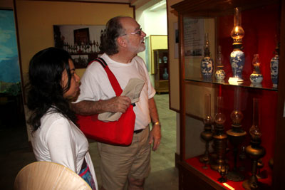 Khách du lịch xem triển lãm của Câu lạc bộ Cổ vật Nha Trang tại Bảo tàng tỉnh.