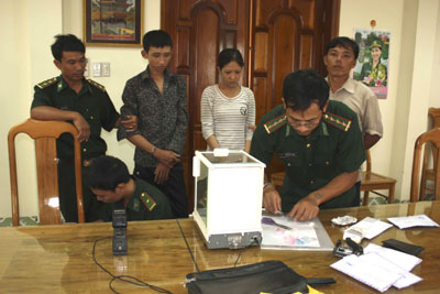 Cán bộ Đồn Cửa khẩu Cảng Nha Trang chiết xuất mẫu ma túy của các đối tượng vi phạm.