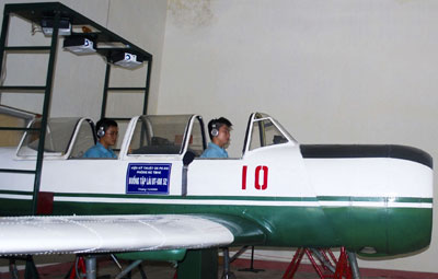 Học viên phi công tập lái trên mô hình mô phỏng.