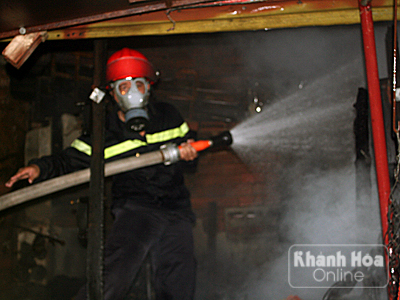 Cháy lớn ở tiệm buôn bán điện gia dụng