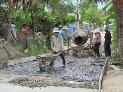 Thi công đường giao thông nông thôn tại xã Vạn Khánh (Vạn Ninh). 