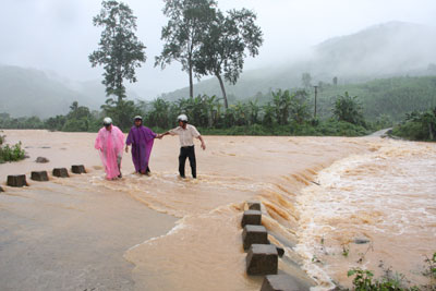 Cầu tràn thôn Tà Giang 2 bị lũ cuốn trôi từ nhiều năm qua.