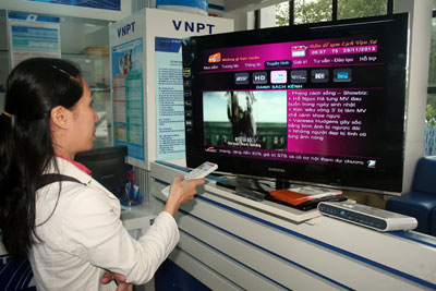 Khách hàng tìm hiểu kênh K+ trên dịch vụ truyền hình MyTV.