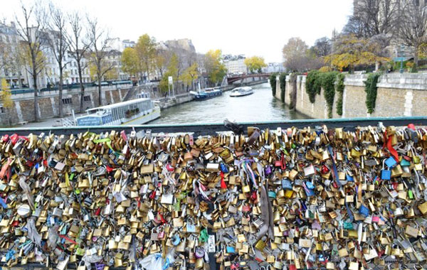 Khóa tình yêu nặng trĩu bên dòng sông Seine (Pháp) thơ mộng.