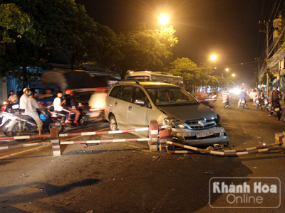 Ô tô 7 chỗ đâm dải phân cách làm 1 người bị thương