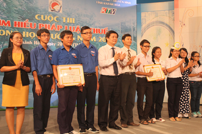 Ông Trần Sơn Hải trao bằng khen của UBND tỉnh Khánh Hòa cho các đội thi.