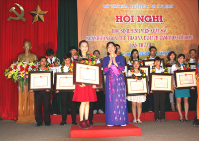 Khen thưởng 20 học sinh, sinh viên làm theo lời Bác