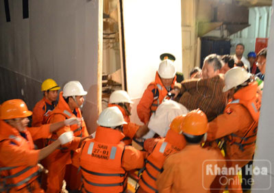 Cấp cứu 2 người nước ngoài nguy kịch trên biển