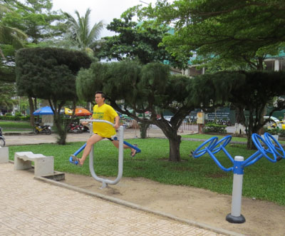 - TD/ Người dân đang tập luyện trên dụng cụ thể dục thể thao mới được lắp đặt.