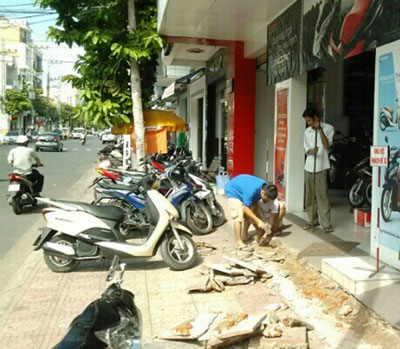Người dân tháo dỡ bục, bệ vỉa hè tại đường Yersin.