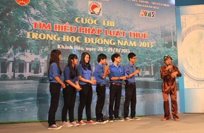  Phần thi chào hỏi của Trường THPT Nguyễn Văn Trỗi.