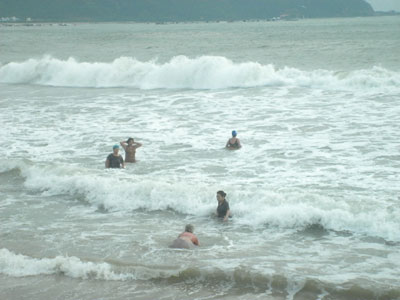 Cẩn thận khi tắm biển mùa biển động