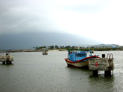 Tàu thuyền ngại vào cảng cá Ninh Hải vì sợ mắc cạn.