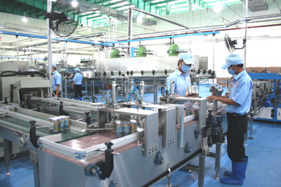Hoạt động sản xuất tại Nhà máy Nước giải khát cao cấp Yến sào Cam Thịnh.