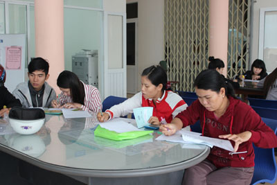 Người lao động đăng ký tìm việc làm tại Trung tâm Giới thiệu việc làm tỉnh.