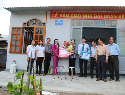 Bàn giao nhà cho gia đình bà Nguyễn Thị Nhị.