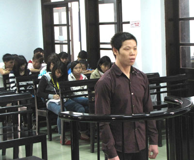 Vào tù vì cướp giật điện thoại