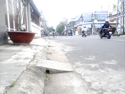 Xây bục, bệ vỉa hè trái phép: 3 năm chưa xử lý xong