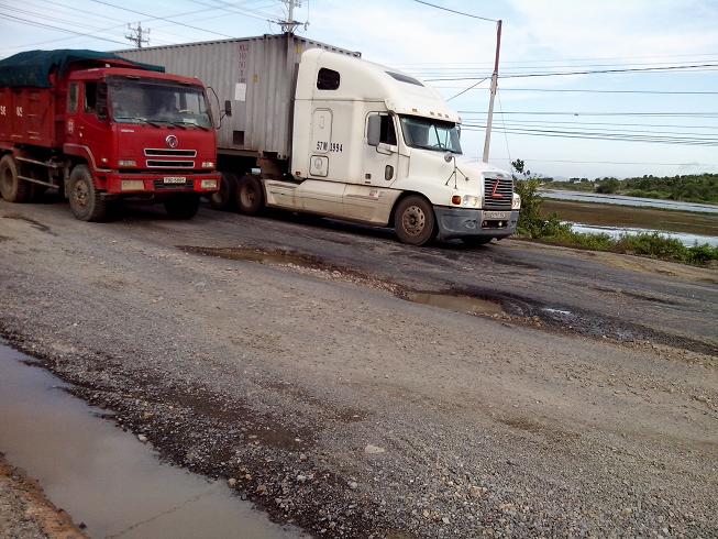 Sớm sửa chữa tuyến đường vào Nghĩa trang Dốc Sạn