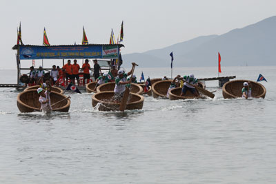 Hội thi bơi thuyền thúng Nha Trang.