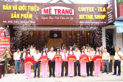 Cắt băng khai trương cửa hàng tại số 20A Trần Quang Khải.