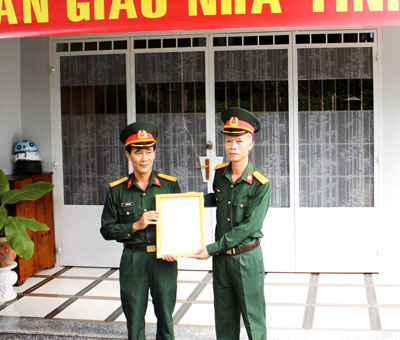 Đại tá Võ Bá Dương, Phó Chính ủy Trường Đại học Thông tin liên lạc  trao quyết định tặng nhà tình nghĩa cho Thiếu tá Nguyễn Văn Duy.