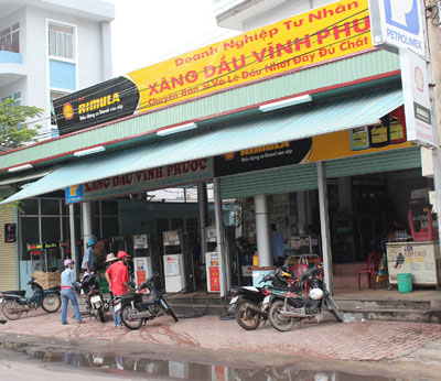 Cửa hàng Xăng dầu Vĩnh Phước nằm sát lề đường 2-4.