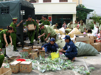 Tiêu hủy sản phẩm hàng nhập lậu, kém chất lượng