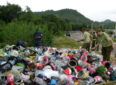 Tiêu hủy hàng hóa vi phạm tại bãi rác đèo Rù Rì.