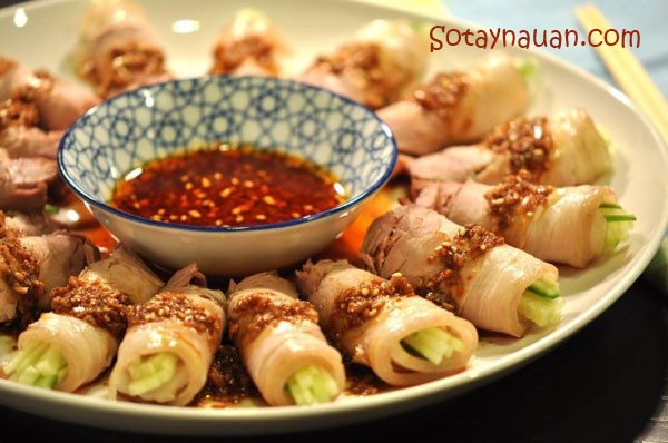 Thịt luộc cuộn dưa chuột ngọt mát