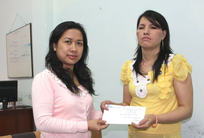 Trao 4 triệu đồng cho người mẹ khiếm thị nuôi con bị bệnh ung thư