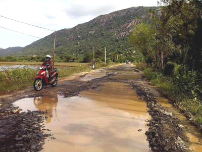 Sớm sửa chữa tuyến đường từ Quốc lộ 1A vào xã Cam Lập