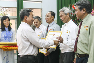 Lãnh đạo TP. Nha Trang trao giấy khen cho các cá nhân xuất sắc. 