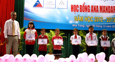 Trao 180 suất học bổng cho học sinh nghèo vượt khó, hiếu học