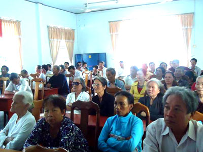 Đông đảo người dân tham dự hội nghị tuyên truyền pháp luật.