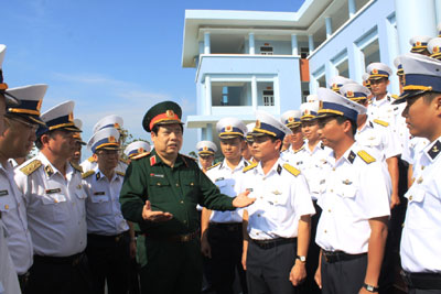 Đại tướng Phùng Quang Thanh thăm, kiểm tra các đơn vị quân đội tại Cam Ranh