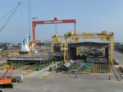 Đóng mới tàu biển tại Công ty TNHH  Nhà máy tàu biển Hyundai VinaShin. 
