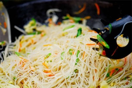 Bún gạo xào tôm nõn