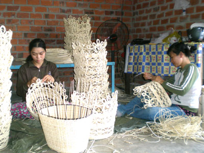  Sản xuất hàng thủ công mỹ nghệ tại Hợp tác xã Thủ công mỹ nghệ xuất khẩu Vĩnh Phước. Ảnh: CẨM VÂN