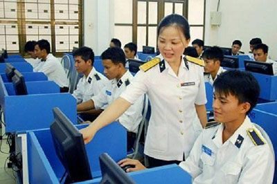 Giảng viên Học viện Hải quân hướng dẫn học viên thi trực tuyến môn ngoại ngữ.