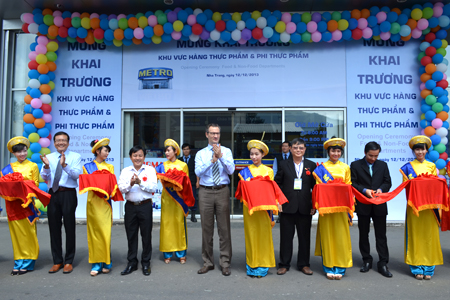 Ông Erik Heens, Giám đốc Điều hành Hoạt động, Công ty Metro Cash & Carry Việt Nam (giữa) cắt băng khánh thành.