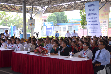 Đông đảo khách mời đến tham dự.