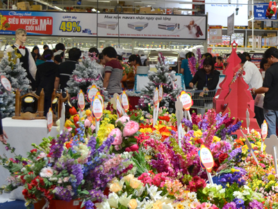 Khách hàng chọn mua các sản phẩm tại khu vực hàng thực phẩm và phi thực phẩm.