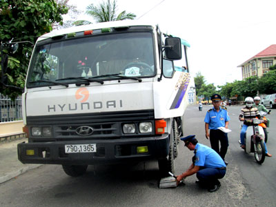Lực lượng Thanh tra giao thông tỉnh thực hiện việc cân tải trọng xe.