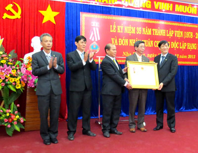 Đón nhận Huân chương Độc lập hạng Nhì