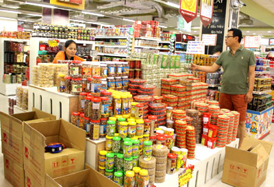 Chỉ thị yêu cầu UBND các huyện, thị xã, thành phố, các sở, ban, ngành, các cơ quan, đơn vị, tổ chức, doanh nghiệp thuộc tỉnh thành lập Ban chỉ đạo tổ chức Tết Nguyên đán Giáp Ngọ tại đơn vị, địa phương mình; đảm bảo cho cán bộ, công chức, viên chức, người lao động và nhân dân đón xuân vui tươi, lành mạnh, an toàn và tiết kiệm.