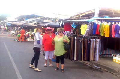 “Cò” đang chèo kéo khách nước ngoài.