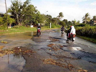 "Suối" chảy qua đường